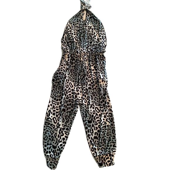 Leopard Halter Jumpsuit XS Stretch Fabric Black white Super Cute No tags. - Picture 4 of 14